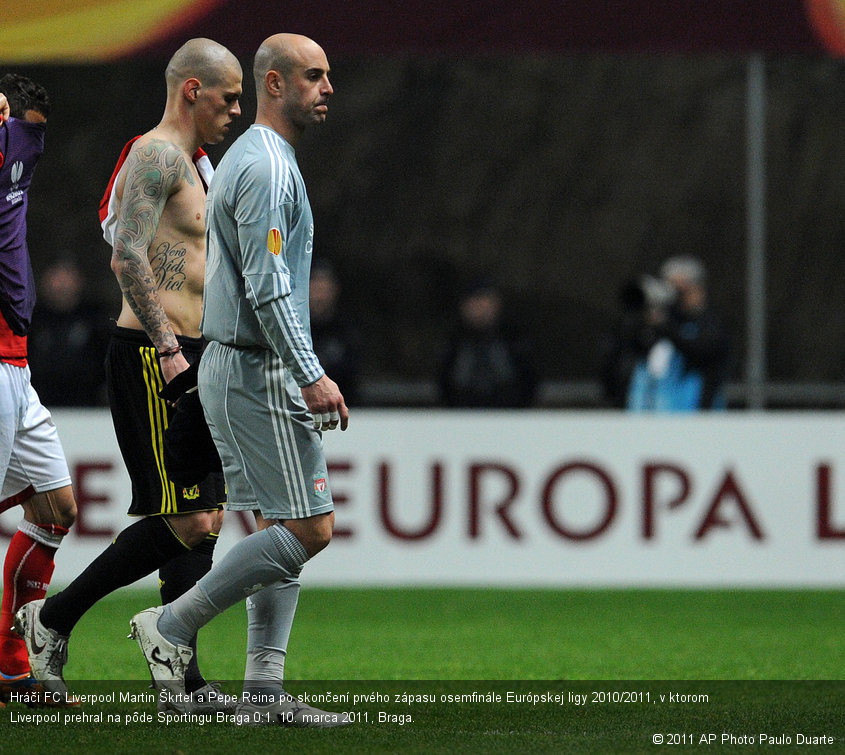 Hráči FC Liverpool Martin Škrtel a Pepe Reina po skončení prvého zápasu osemfinále Európskej ligy 2010/2011, v ktorom Liverpool prehral na pôde Sportingu Braga 0:1. 10. marca 2011, Braga.