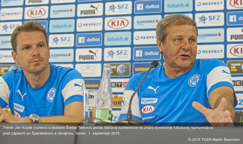 Tréner Ján Kozák (vpravo) a asistent Štefan Tarkovič počas tlačovej konferencie na zraze slovenskej futbalovej reprezentácie pred zápasmi so Španielskom a Ukrajinou. Senec, 1. september 2015.