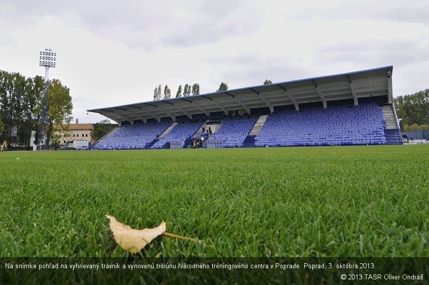 Na snímke pohľad na vyhrievaný trávnik a vynovenú tribúnu Národného tréningového centra v Poprade. Poprad, 3. októbra 2013.