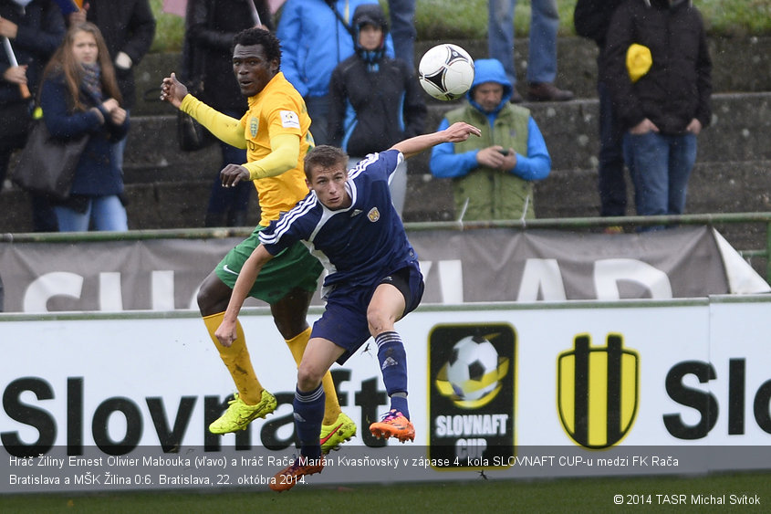 Hráč Žiliny Ernest Olivier Mabouka (vľavo) a hráč Rače Marián Kvasňovský v zápase 4. kola SLOVNAFT CUP-u medzi FK Rača Bratislava a MŠK Žilina 0:6. Bratislava, 22. októbra 2014.