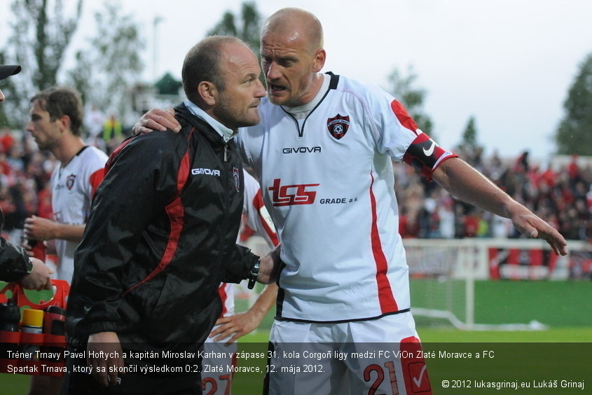 Tréner Trnavy Pavel Hoftych a kapitán Miroslav Karhan v zápase 31. kola Corgoň ligy medzi FC ViOn Zlaté Moravce a FC Spartak Trnava, ktorý sa skončil výsledkom 0:2. Zlaté Moravce, 12. mája 2012.