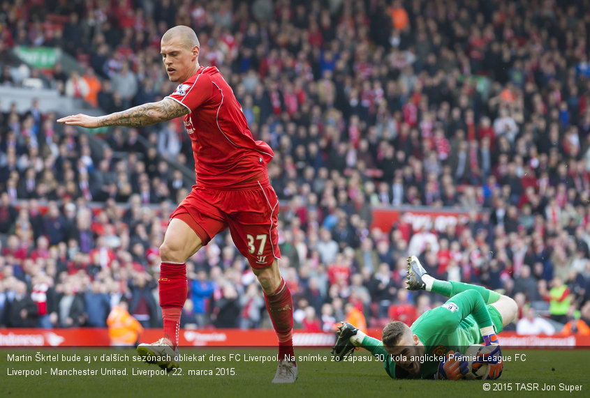 Martin Škrtel bude aj v ďalších sezónach obliekať dres FC Liverpool. Na snímke zo zápasu 30. kola anglickej Premier League FC Liverpool - Manchester United. Liverpool, 22. marca 2015.