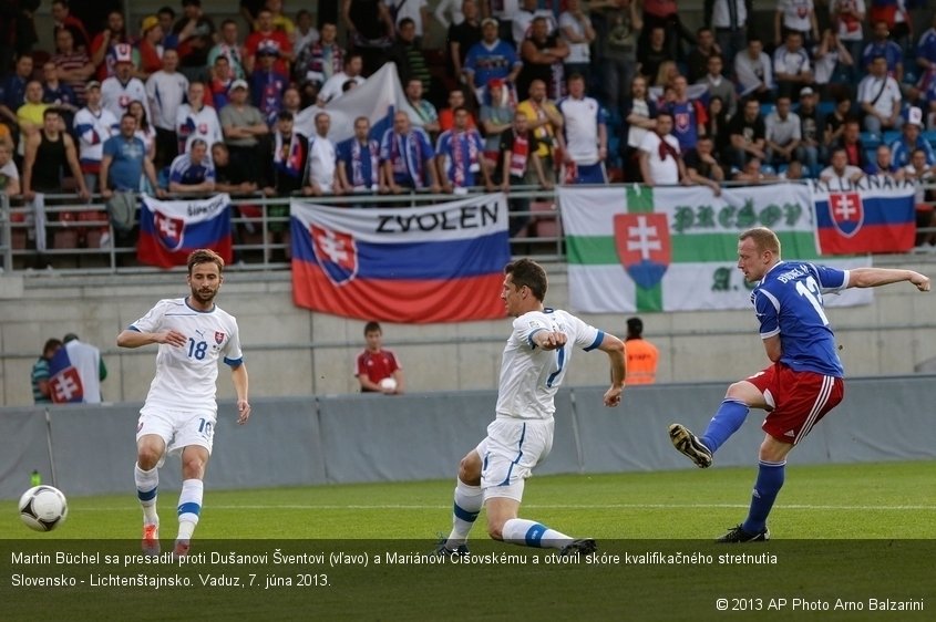 Martin Büchel sa presadil proti Dušanovi Šventovi (vľavo) a Mariánovi Čišovskému a otvoril skóre kvalifikačného stretnutia Slovensko - Lichtenštajnsko. Vaduz, 7. júna 2013.