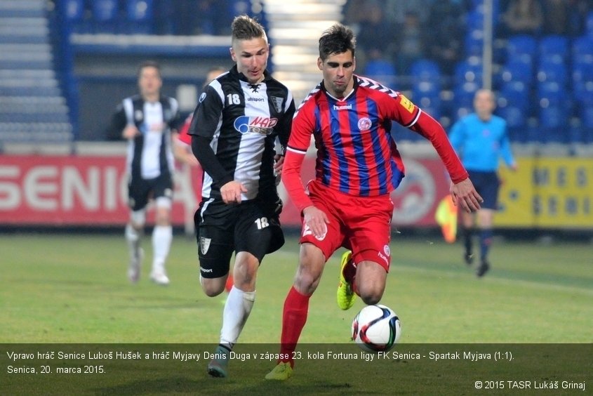 Vpravo hráč Senice Luboš Hušek a hráč Myjavy Denis Duga v zápase 23. kola Fortuna ligy FK Senica - Spartak Myjava (1:1). Senica, 20. marca 2015.