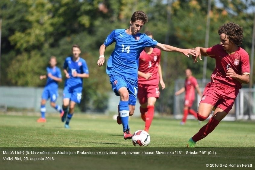 Matúš Lichý (č.14) v súboji so Strahinjom Erakovicom v odvetnom prípravnom zápase Slovensko "16" - Srbsko "16" (0:1). Veľký Biel, 25. augusta 2016.