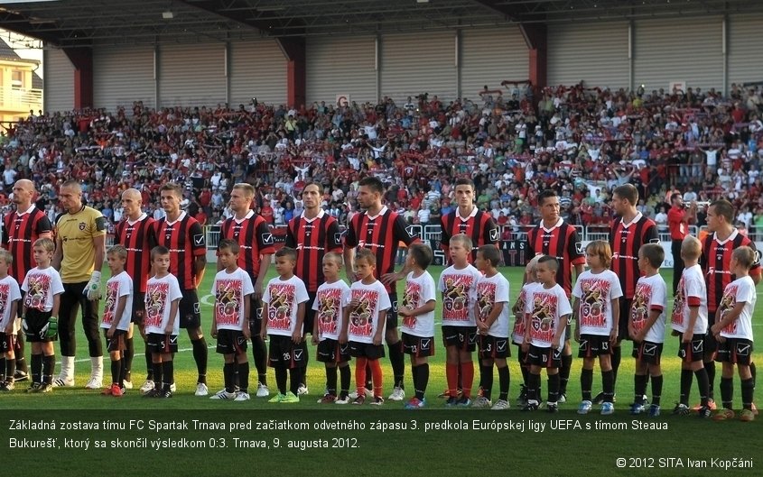 Základná zostava tímu FC Spartak Trnava pred začiatkom odvetného zápasu 3. predkola Európskej ligy UEFA s tímom Steaua Bukurešť, ktorý sa skončil výsledkom 0:3. Trnava, 9. augusta 2012.