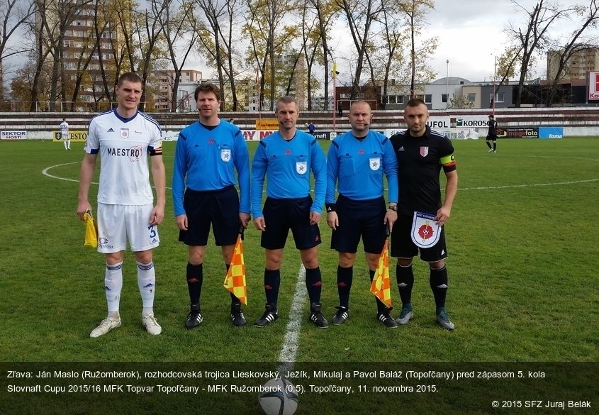 Zľava: Ján Maslo (Ružomberok), rozhodcovská trojica Lieskovský, Ježík, Mikulaj a Pavol Baláž (Topoľčany) pred zápasom 5. kola Slovnaft Cupu 2015/16 MFK Topvar Topoľčany - MFK Ružomberok (0:5). Topoľčany, 11. novembra 2015.