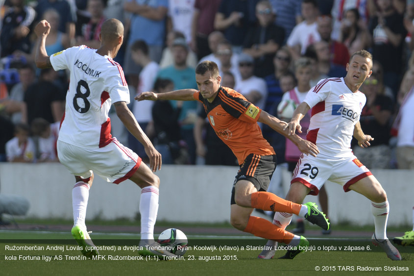 Ružomberčan Andrej Lovás (uprostred) a dvojica Trenčanov Ryan Koolwijk (vľavo) a Stanislav Lobotka bojujú o loptu v zápase 6. kola Fortuna ligy AS Trenčín - MFK Ružomberok (1:1). Trenčín, 23. augusta 2015.