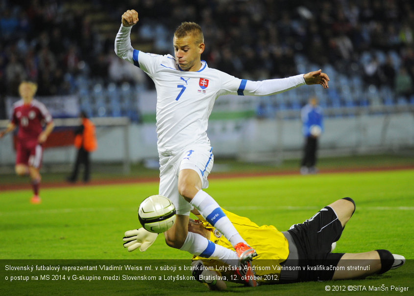 Slovenský futbalový reprezentant Vladimír Weiss ml. v súboji s brankárom Lotyšska Andrisom Vaninsom v kvalifikačnom stretnutí o postup na MS 2014 v G-skupine medzi Slovenskom a Lotyšskom. Bratislava, 12. október 2012.