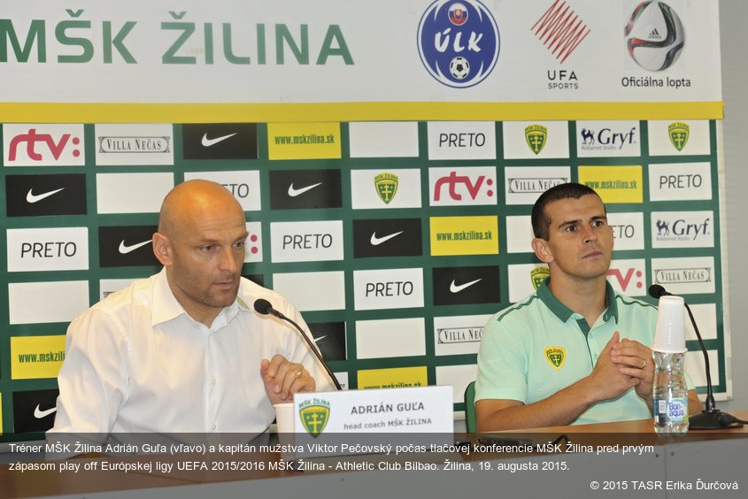 Tréner MŠK Žilina Adrián Guľa (vľavo) a kapitán mužstva Viktor Pečovský počas tlačovej konferencie MŠK Žilina pred prvým zápasom play off Európskej ligy UEFA 2015/2016 MŠK Žilina - Athletic Club Bilbao. Žilina, 19. augusta 2015.