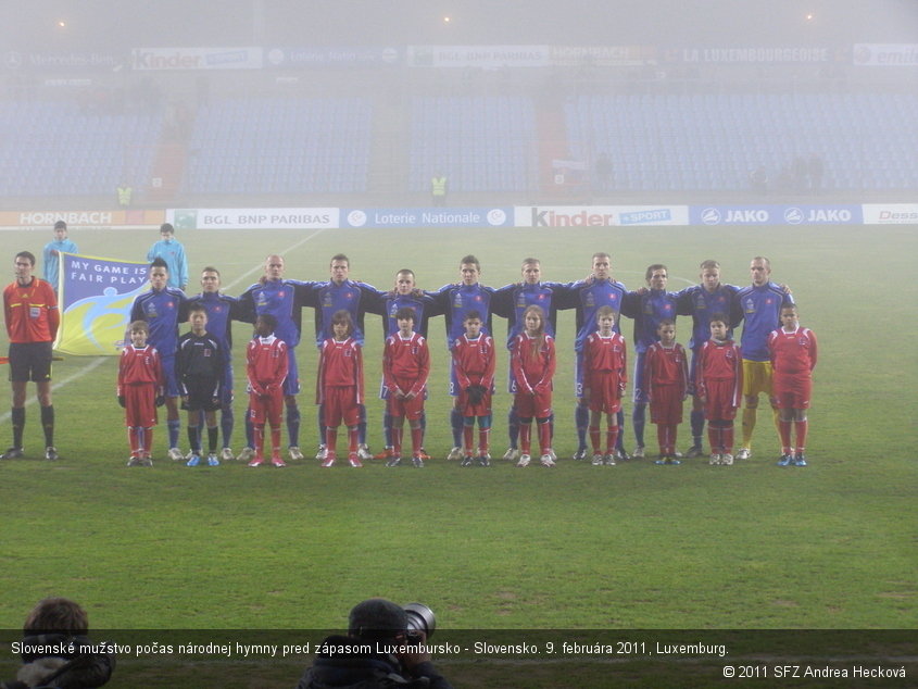 Slovenské mužstvo počas národnej hymny pred zápasom Luxembursko - Slovensko. 9. februára 2011, Luxemburg.