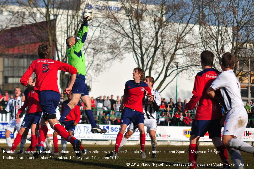 Brankár Podbrezovej Hanák pri jednom z mnohých zákrokov v zápase 21. kola 2. ligy medzi klubmi Spartak Myjava a ŽP Šport Podbrezová, ktorý sa skončil remízou 1:1. Myjava, 17. marca 2012.