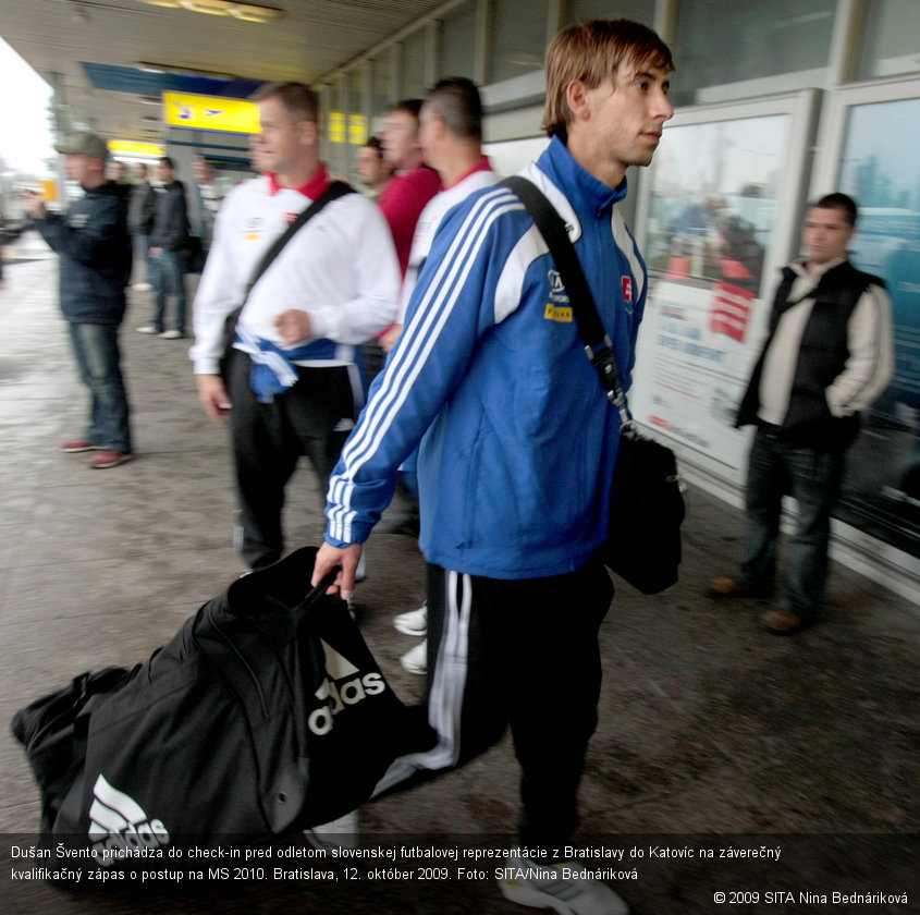 Dušan Švento prichádza do check-in pred odletom slovenskej futbalovej reprezentácie z Bratislavy do Katovíc na záverečný kvalifikačný zápas o postup na MS 2010. Bratislava, 12. október 2009. Foto: SITA/Nina Bednáriková