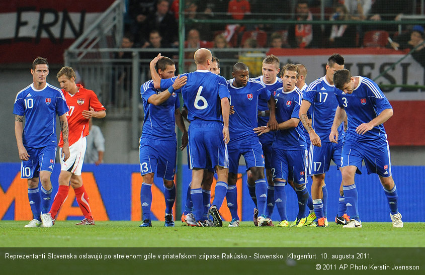 Reprezentanti Slovenska oslavujú po strelenom góle v priateľskom zápase Rakúsko - Slovensko. Klagenfurt. 10. augusta 2011.