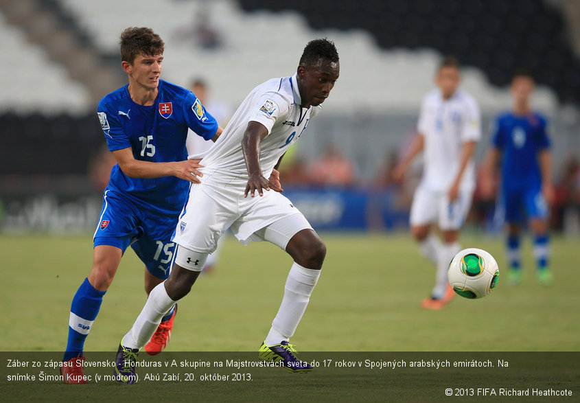 Záber zo zápasu Slovensko - Honduras v A skupine na Majstrovstvách sveta do 17 rokov v Spojených arabských emirátoch. Na snímke Šimon Kupec (v modrom). Abú Zabí, 20. október 2013.