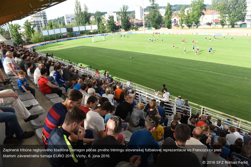 Zaplnená tribúna ragbyového štadióna Darragon počas prvého tréningu slovenskej futbalovej reprezentácie vo Francúzsku pred štartom záverečného turnaja EURO 2016. Vichy, 6. júna 2016.