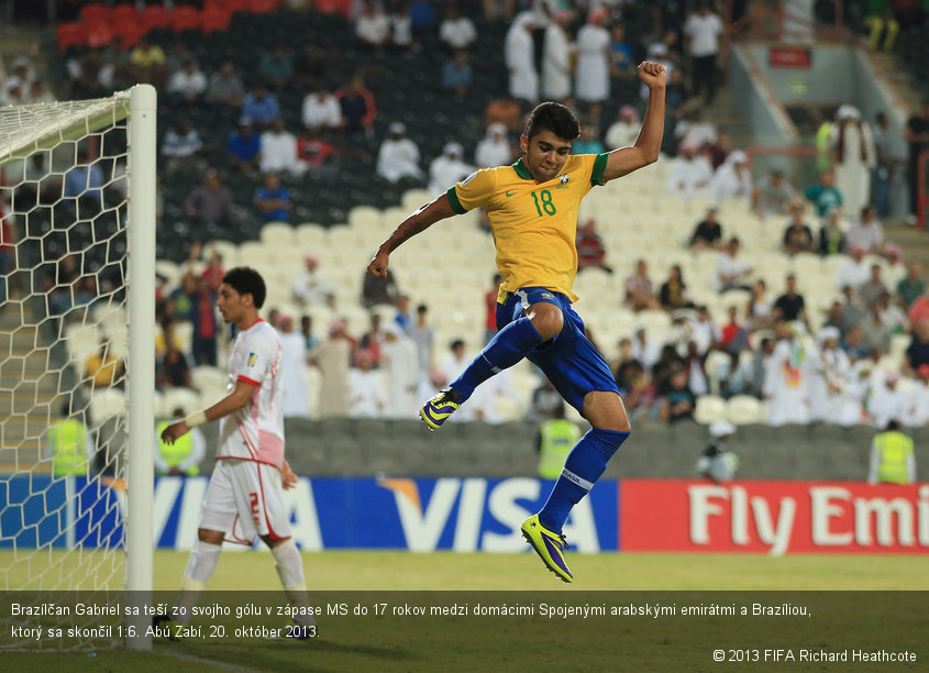 Brazílčan Gabriel sa teší zo svojho gólu v zápase MS do 17 rokov medzi domácimi Spojenými arabskými emirátmi a Brazíliou, ktorý sa skončil 1:6. Abú Zabí, 20. október 2013.