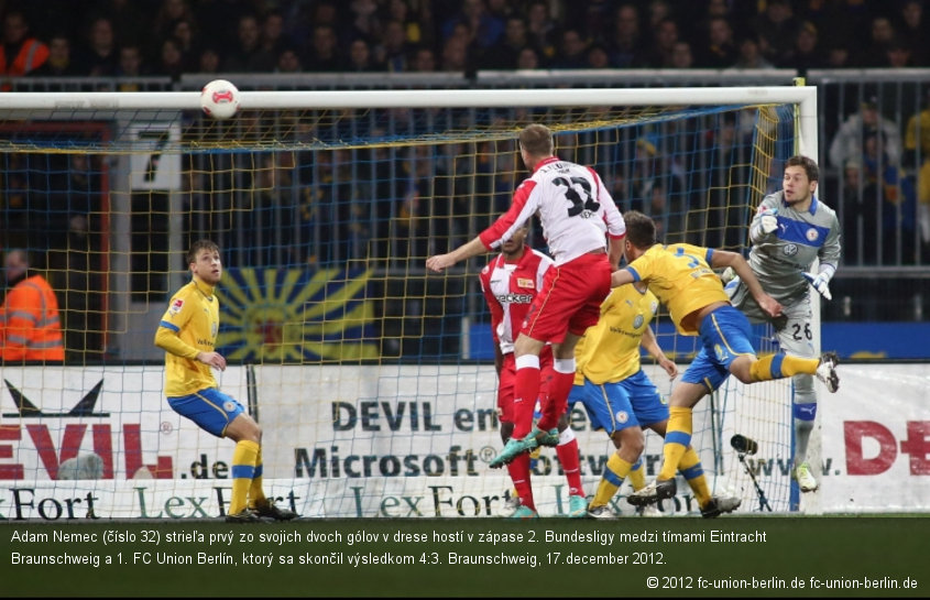 Adam Nemec (číslo 32) strieľa prvý zo svojich dvoch gólov v drese hostí v zápase 2. Bundesligy medzi tímami Eintracht Braunschweig a 1. FC Union Berlín, ktorý sa skončil výsledkom 4:3. Braunschweig, 17.december 2012.