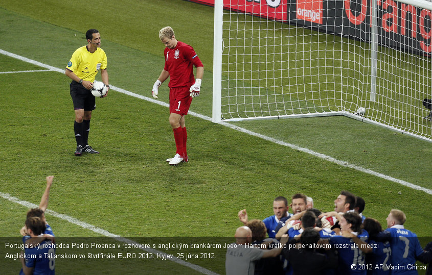 Portugalský rozhodca Pedro Proenca v rozhovore s anglickým brankárom Joeom Hartom krátko po penaltovom rozstrele medzi Anglickom a Talianskom vo štvrťfinále EURO 2012. Kyjev, 25 júna 2012.