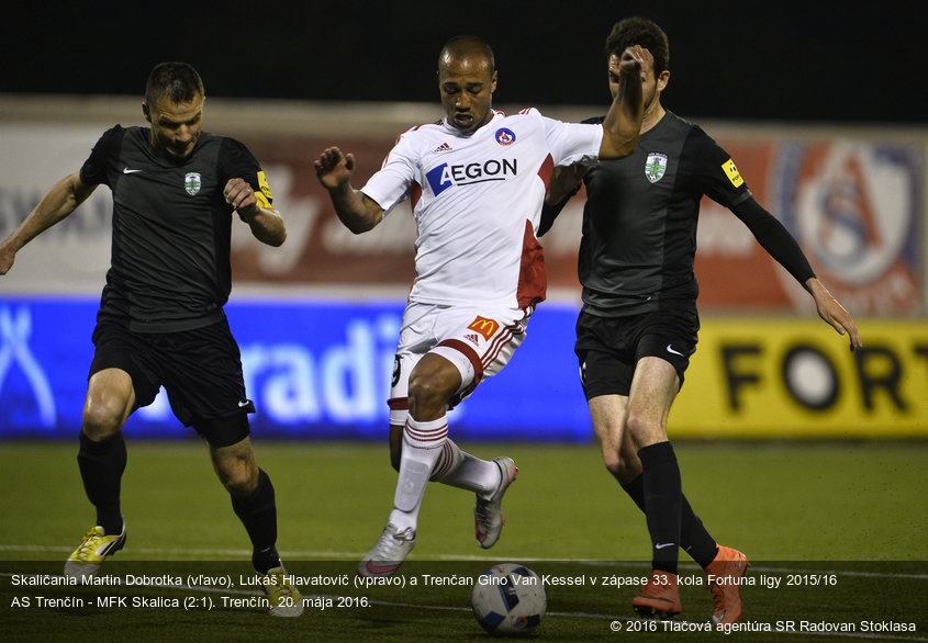 Skaličania Martin Dobrotka (vľavo), Lukáš Hlavatovič (vpravo) a Trenčan Gino Van Kessel v zápase 33. kola Fortuna ligy 2015/16 AS Trenčín - MFK Skalica (2:1). Trenčín, 20. mája 2016.