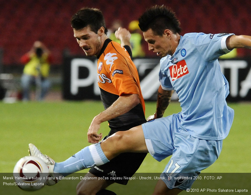 Marek Hamšík v súboji o loptu s Edouardom Duplanom počas zápasu Neapol - Utrecht, Utorok, 19. septembra 2010. FOTO: AP Photo/Salvatore Laporta