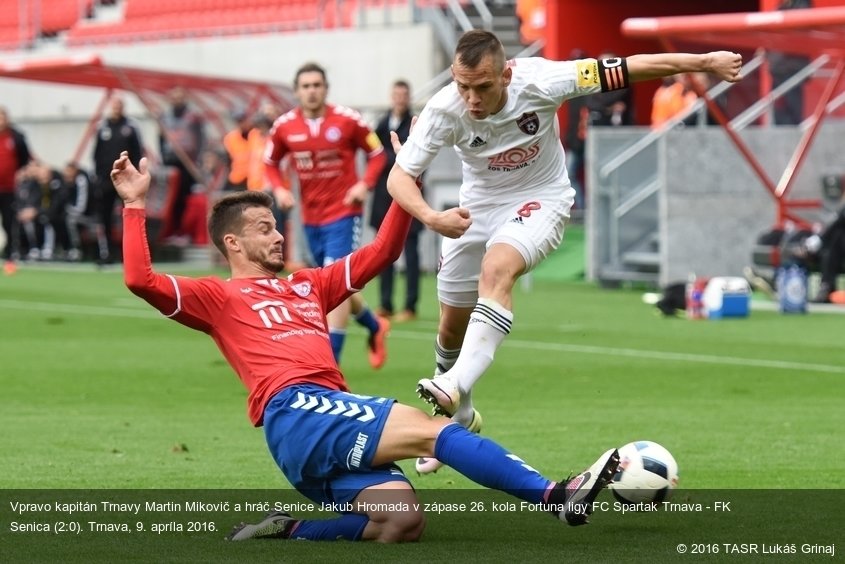 Vpravo kapitán Trnavy Martin Mikovič a hráč Senice Jakub Hromada v zápase 26. kola Fortuna ligy FC Spartak Trnava - FK Senica (2:0). Trnava, 9. apríla 2016.