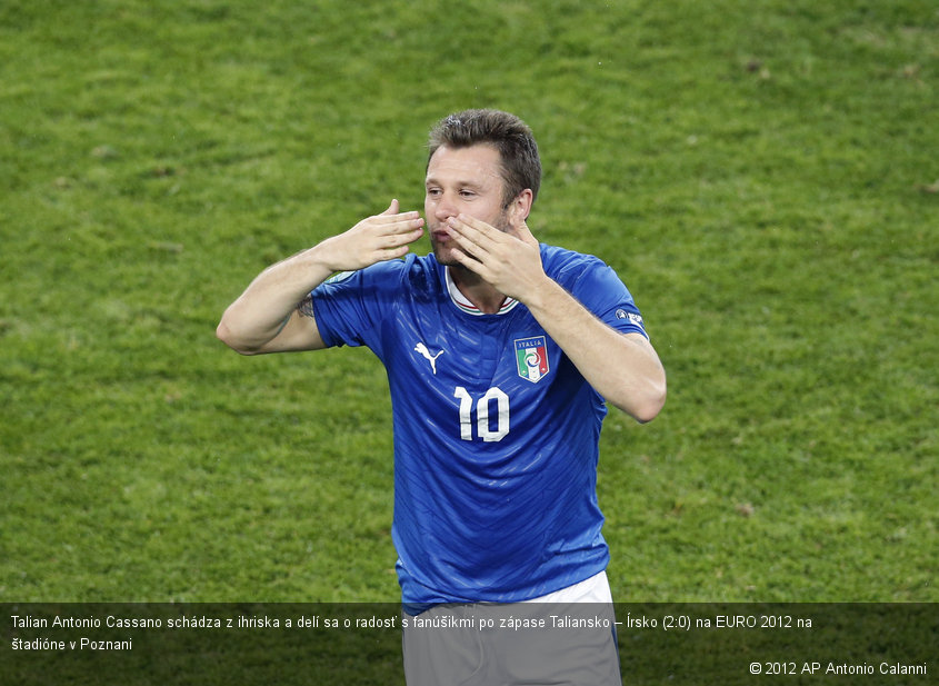 Talian Antonio Cassano schádza z ihriska a delí sa o radosť s fanúšikmi po zápase Taliansko – Írsko (2:0) na EURO 2012 na štadióne v Poznani