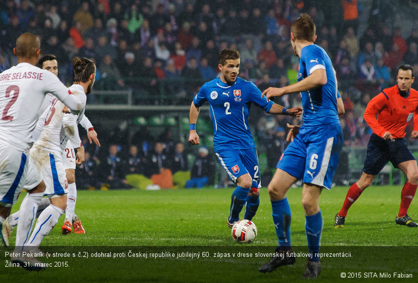 Peter Pekarík (v strede s č.2) odohral proti Českej republike jubilejný 60. zápas v drese slovenskej futbalovej reprezentácii. Žilina, 31. marec 2015.