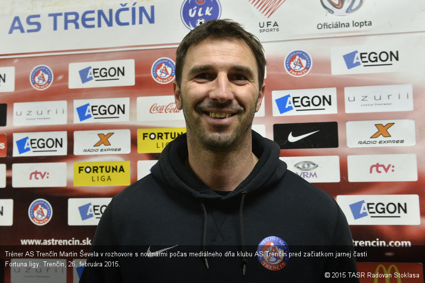 Tréner AS Trenčín Martin Ševela v rozhovore s novinármi počas mediálneho dňa klubu AS Trenčín pred začiatkom jarnej časti Fortuna ligy. Trenčín, 26. februára 2015.