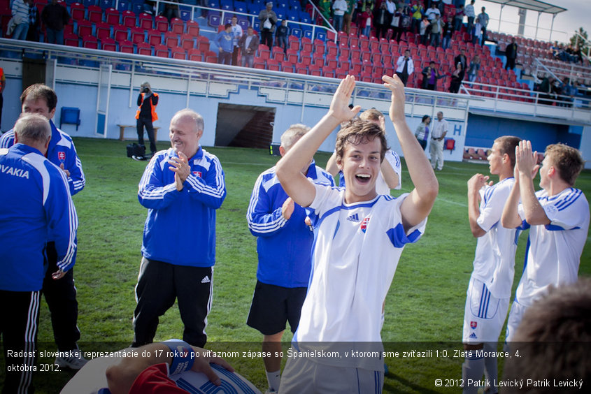 Radosť slovenskej reprezentácie do 17 rokov po víťaznom zápase so Španielskom, v ktorom sme zvíťazili 1:0. Zlaté Moravce, 4. októbra 2012.