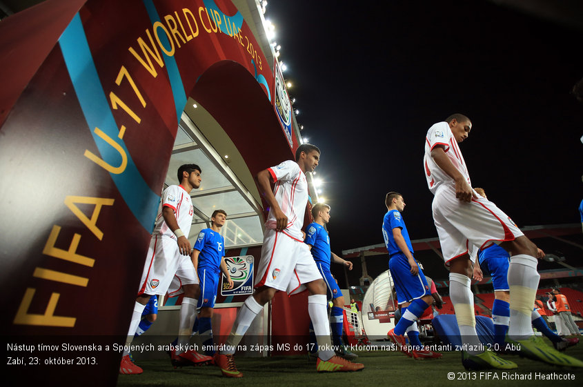 Nástup tímov Slovenska a Spojených arabských emirátov na zápas MS do 17 rokov, v ktorom naši reprezentanti zvíťazili 2:0. Abú Zabí, 23: október 2013.