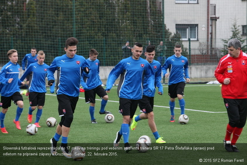 Slovenská futbalová reprezentácia do 17 rokov na tréningu pod vedením asistenta trénera SR 17 Petra Štefaňáka (vpravo) pred odletom na prípravné zápasy v Gruzínsku. Senec, 22. februára 2015.