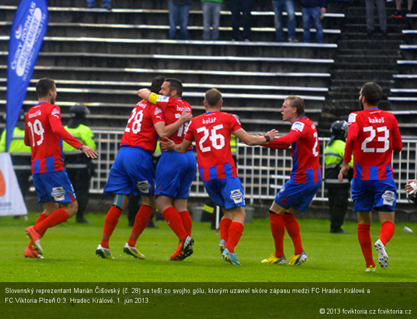 Slovenský reprezentant Marián Čišovský (č. 28) sa teší zo svojho gólu, ktorým uzavrel skóre zápasu medzi FC Hradec Králové a FC Viktoria Plzeň 0:3. Hradec Králové, 1. jún 2013.