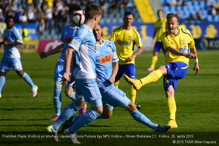 František Pavúk (Košice) pri streľbe v zápase 27. kola Fortuna ligy MFK Košice – Slovan Bratislava 2:1. Košice, 25. apríla 2015.