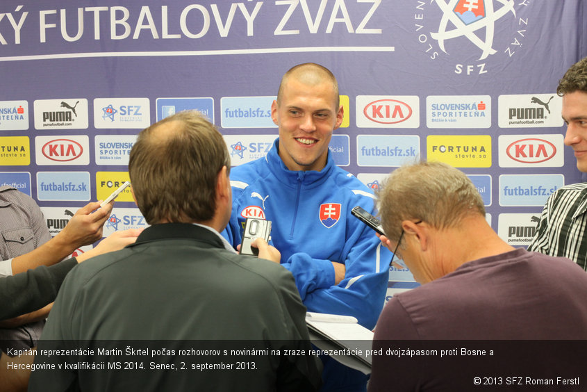 Kapitán reprezentácie Martin Škrtel počas rozhovorov s novinármi na zraze reprezentácie pred dvojzápasom proti Bosne a Hercegovine v kvalifikácii MS 2014. Senec, 2. september 2013.