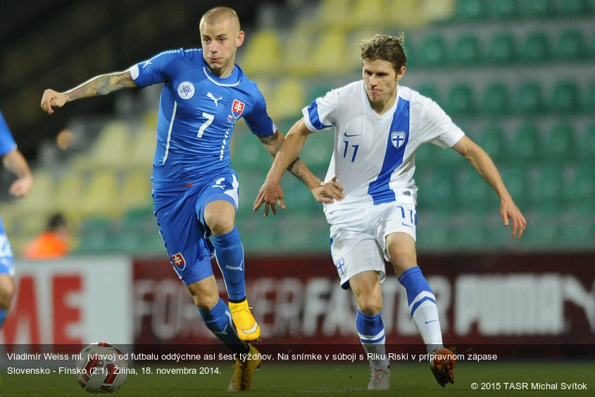 Vladimír Weiss ml. (vľavo) od futbalu oddýchne asi šesť týždňov. Na snímke v súboji s Riku Riski v prípravnom zápase Slovensko - Fínsko (2:1). Žilina, 18. novembra 2014.