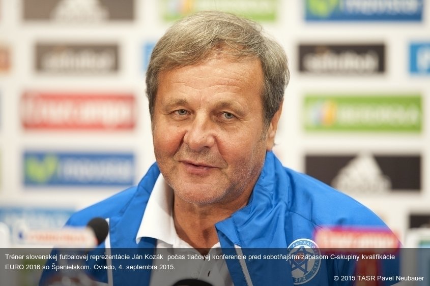 Tréner slovenskej futbalovej reprezentácie Ján Kozák  počas tlačovej konferencie pred sobotňajším zápasom C-skupiny kvalifikácie EURO 2016 so Španielskom. Oviedo, 4. septembra 2015.