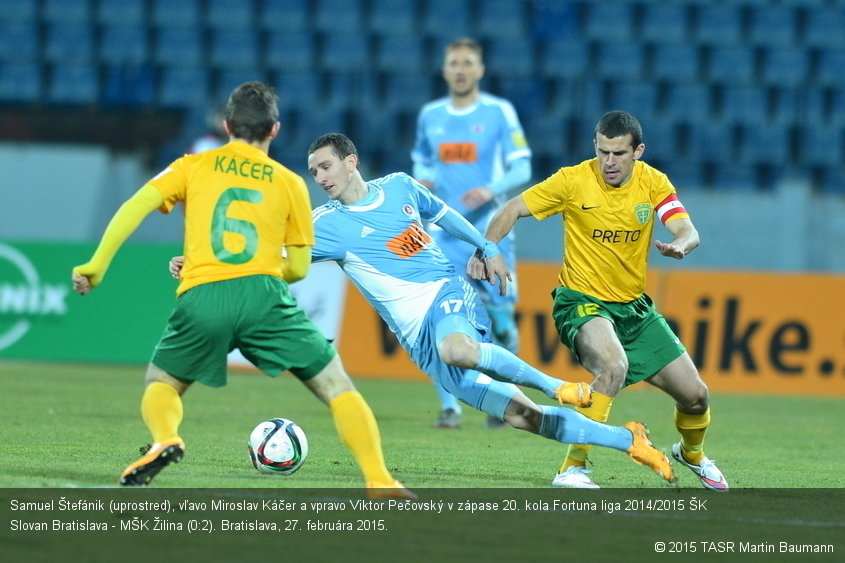 Samuel Štefánik (uprostred), vľavo Miroslav Káčer a vpravo Viktor Pečovský v zápase 20. kola Fortuna liga 2014/2015 ŠK Slovan Bratislava - MŠK Žilina (0:2). Bratislava, 27. februára 2015.