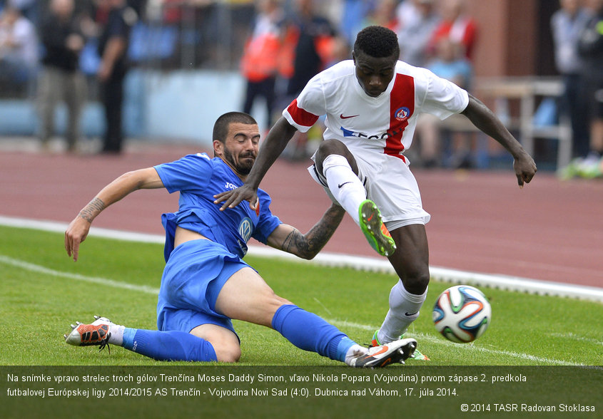 Na snímke vpravo strelec troch gólov Trenčína Moses Daddy Simon, vľavo Nikola Popara (Vojvodina) prvom zápase 2. predkola futbalovej Európskej ligy 2014/2015 AS Trenčín - Vojvodina Novi Sad (4:0). Dubnica nad Váhom, 17. júla 2014.