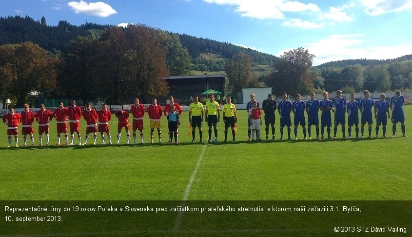 Reprezentačné tímy do 19 rokov Poľska a Slovenska pred začiatkom priateľského stretnutia, v ktorom naši zvíťazili 3:1. Bytča, 10. september 2013.