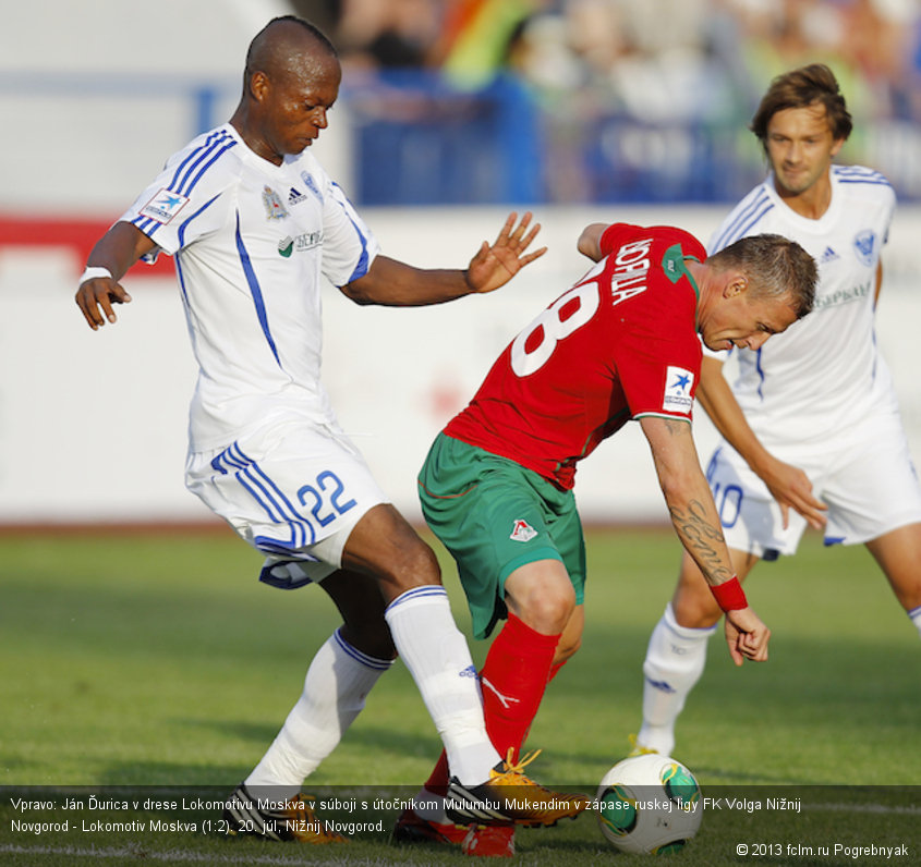 Vpravo: Ján Ďurica v drese Lokomotivu Moskva v súboji s útočníkom Mulumbu Mukendim v zápase ruskej ligy FK Volga Nižnij Novgorod - Lokomotiv Moskva (1:2). 20. júl, Nižnij Novgorod.