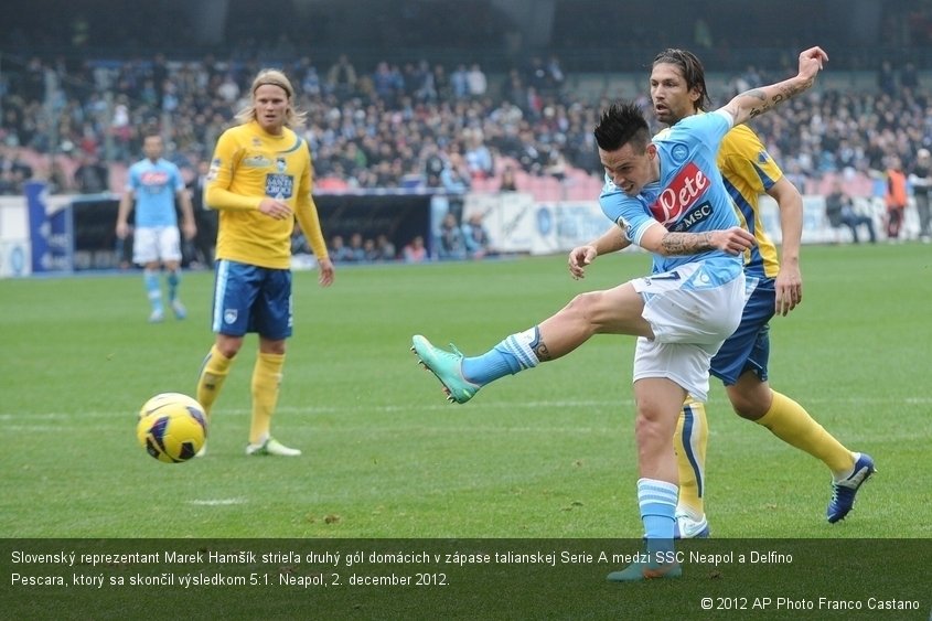 Slovenský reprezentant Marek Hamšík strieľa druhý gól domácich v zápase talianskej Serie A medzi SSC Neapol a Delfino Pescara, ktorý sa skončil výsledkom 5:1. Neapol, 2. december 2012.