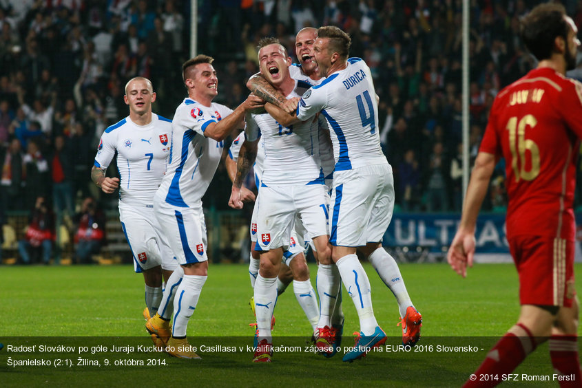 Radosť Slovákov po góle Juraja Kucku do siete Casillasa v kvalifikačnom zápase o postup na EURO 2016 Slovensko - Španielsko (2:1). Žilina, 9. októbra 2014.