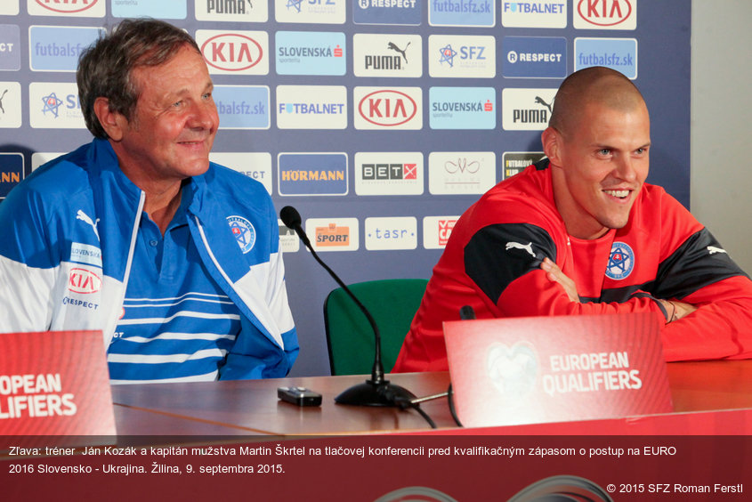 Zľava: tréner  Ján Kozák a kapitán mužstva Martin Škrtel na tlačovej konferencii pred kvalifikačným zápasom o postup na EURO 2016 Slovensko - Ukrajina. Žilina, 9. septembra 2015.