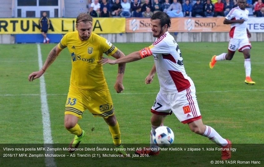 Vľavo nová posila MFK Zemplín Michalovce Dávid Škutka a vpravo hráč AS Trenčín Peter Kleščík v zápase 1. kola Fortuna ligy 2016/17 MFK Zemplín Michalovce – AS Trenčín (2:1), Michalovce, 16. júla 2016.