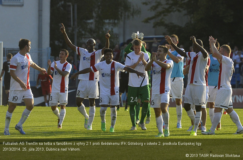 Futbalisti AS Trenčín sa tešia s fanúšikmi z výhry 2:1 proti švédskemu IFK Göteborg v odvete 2. predkola Európskej ligy 2013/2014. 25. júla 2013, Dubnica nad Váhom.