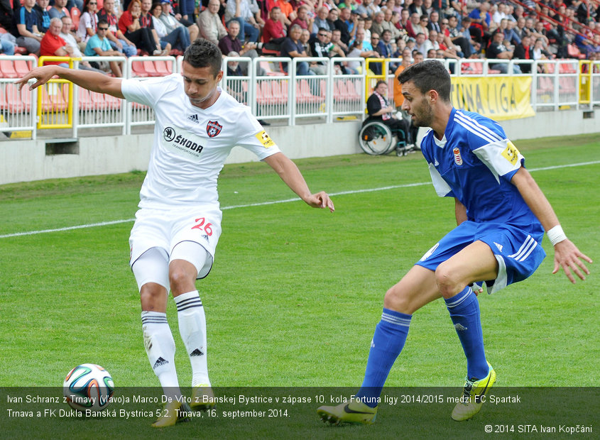 Ivan Schranz z Trnavy (vľavo)a Marco De Vito z Banskej Bystrice v zápase 10. kola Fortuna ligy 2014/2015 medzi FC Spartak Trnava a FK Dukla Banská Bystrica 5:2. Trnava, 16. september 2014.