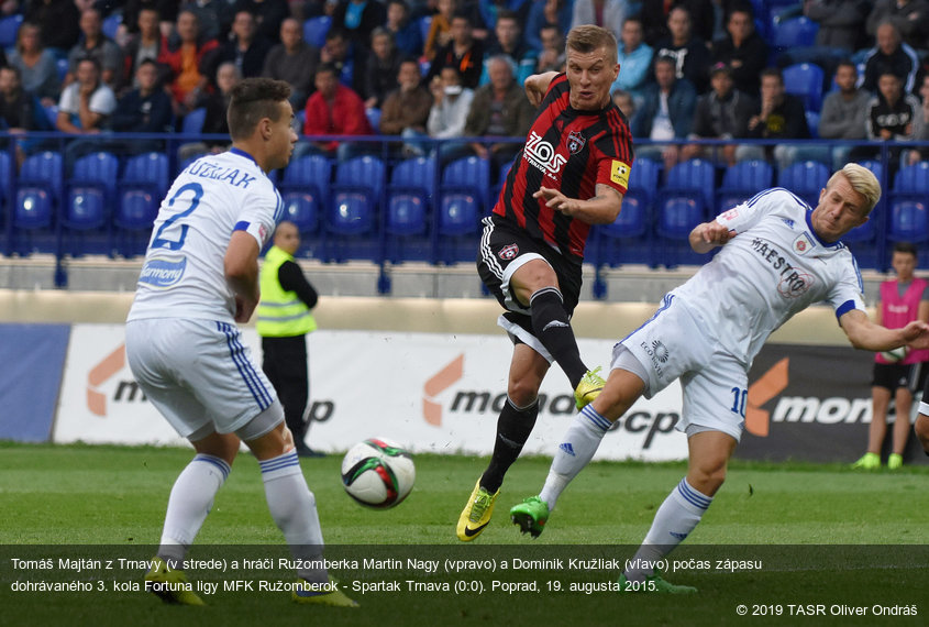 Tomáš Majtán z Trnavy (v strede) a hráči Ružomberka Martin Nagy (vpravo) a Dominik Kružliak (vľavo) počas zápasu dohrávaného 3. kola Fortuna ligy MFK Ružomberok - Spartak Trnava (0:0). Poprad, 19. augusta 2015.