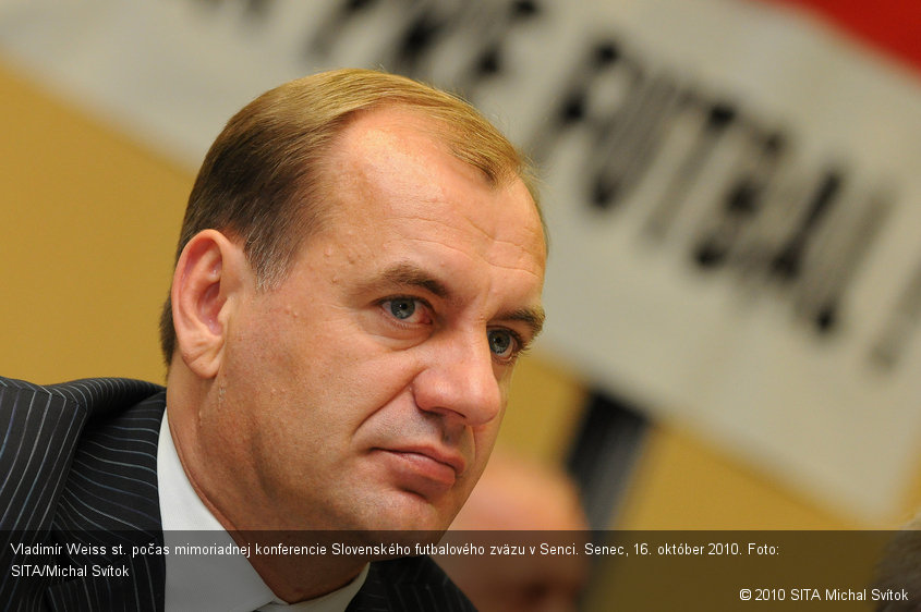 Vladimír Weiss st. počas mimoriadnej konferencie Slovenského futbalového zväzu v Senci. Senec, 16. október 2010. Foto: SITA/Michal Svítok