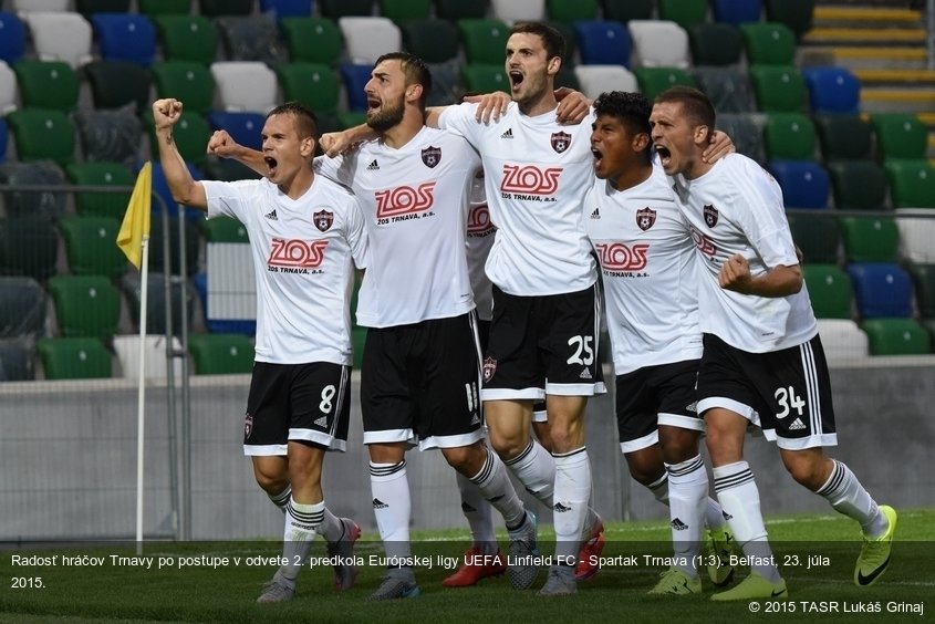 Radosť hráčov Trnavy po postupe v odvete 2. predkola Európskej ligy UEFA Linfield FC - Spartak Trnava (1:3). Belfast, 23. júla 2015.